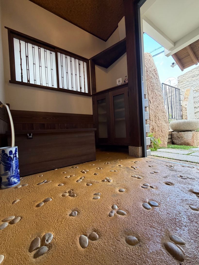 一二三石を敷いた玄関土間